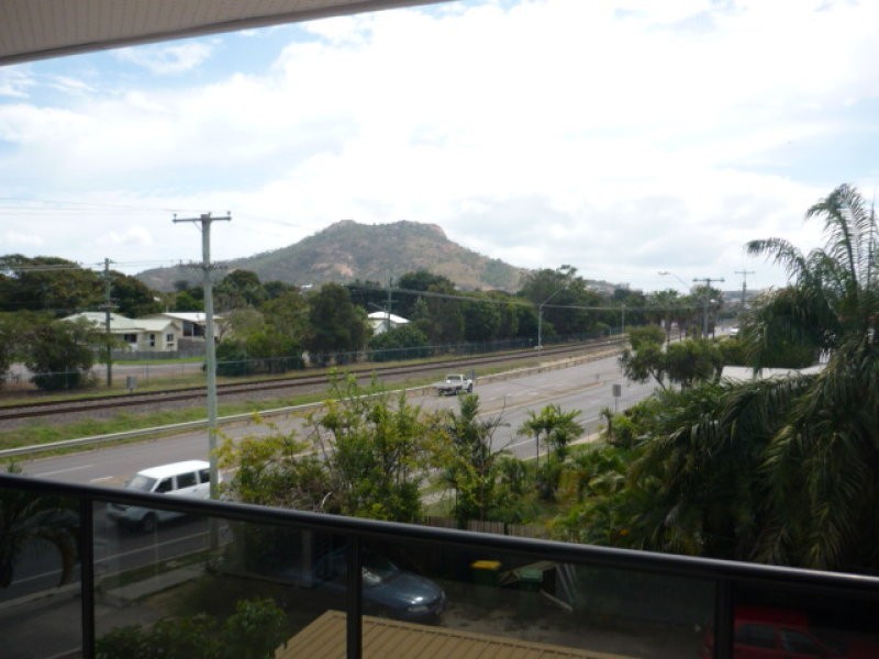 101 Railway Avenue, Railway Estate QLD 4810