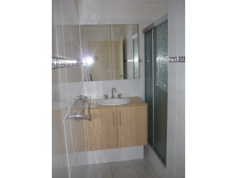 2/17 Harold Street, West End QLD 4810