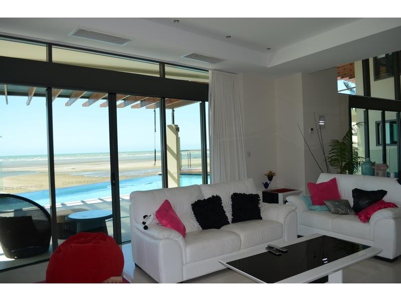 Bushland Beach QLD 4818