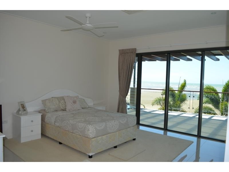 Bushland Beach QLD 4818