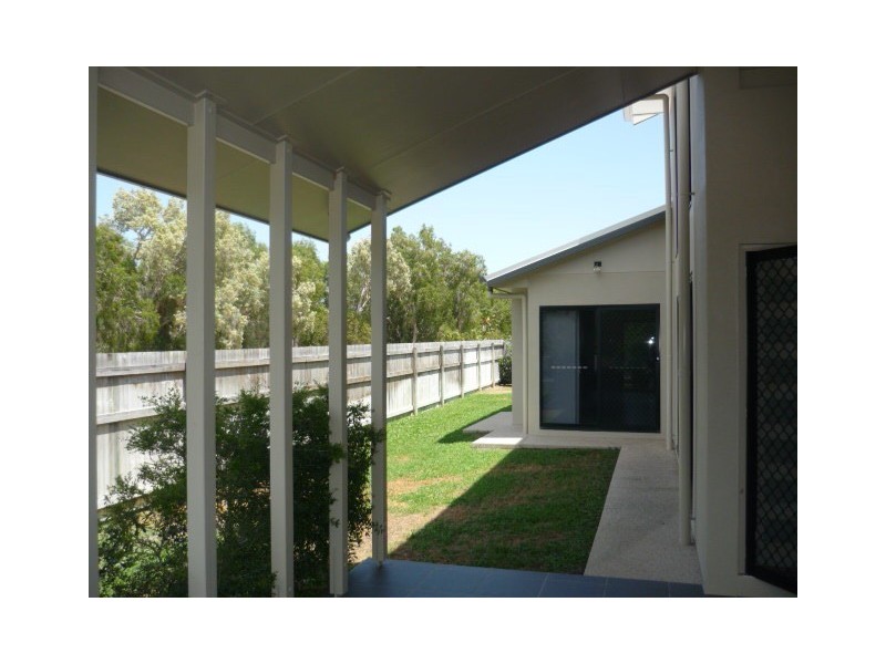 Bushland Beach QLD 4818