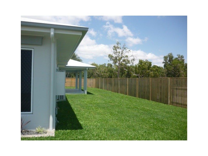 Bushland Beach QLD 4818