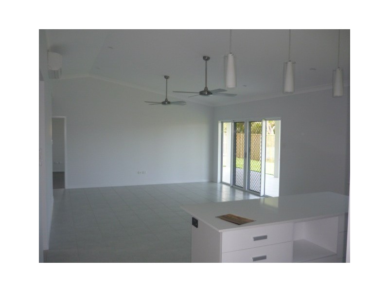 Bushland Beach QLD 4818