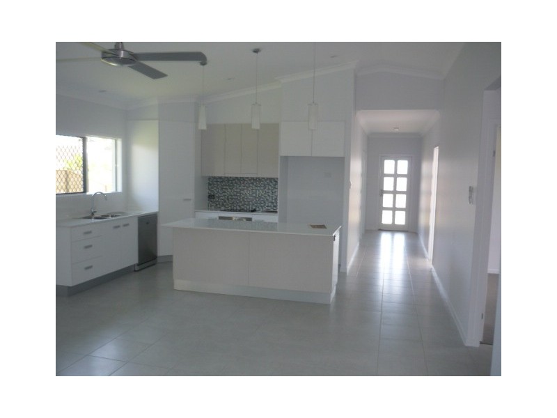 Bushland Beach QLD 4818