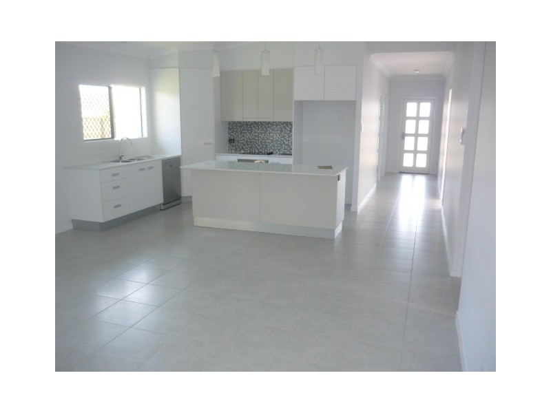 Bushland Beach QLD 4818