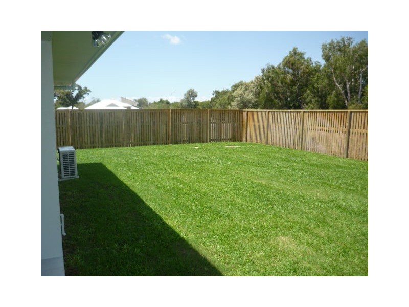 Bushland Beach QLD 4818