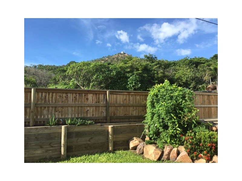 82 Francis St, West End QLD 4810