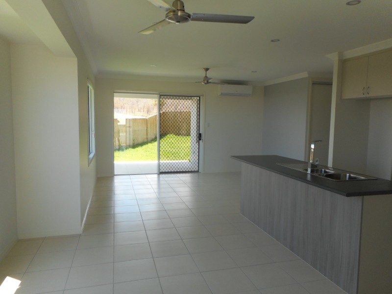 128 Kennard Circuit, Bushland Beach QLD 4818