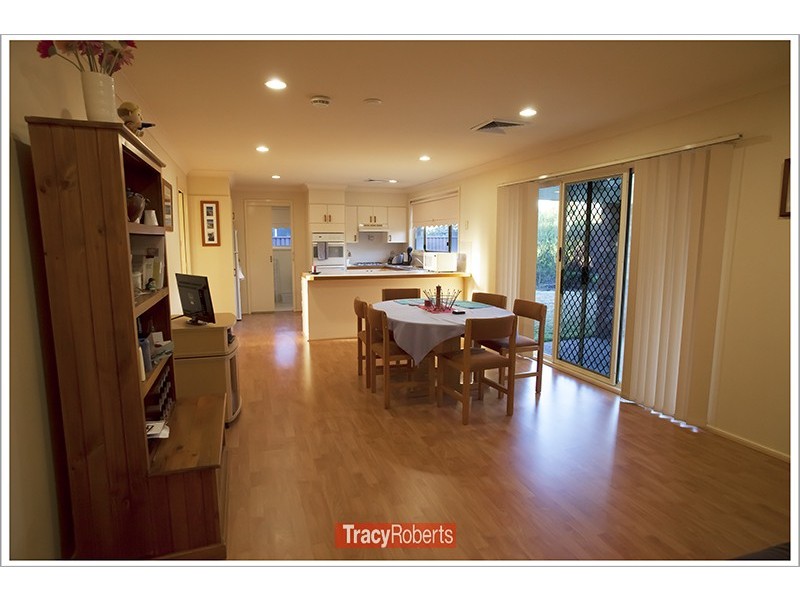 27 Hampton Crescent, Prospect NSW 2148