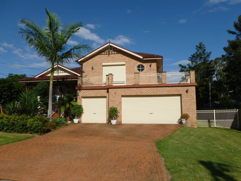 8 Oakwood Rd, Toongabbie NSW 2146