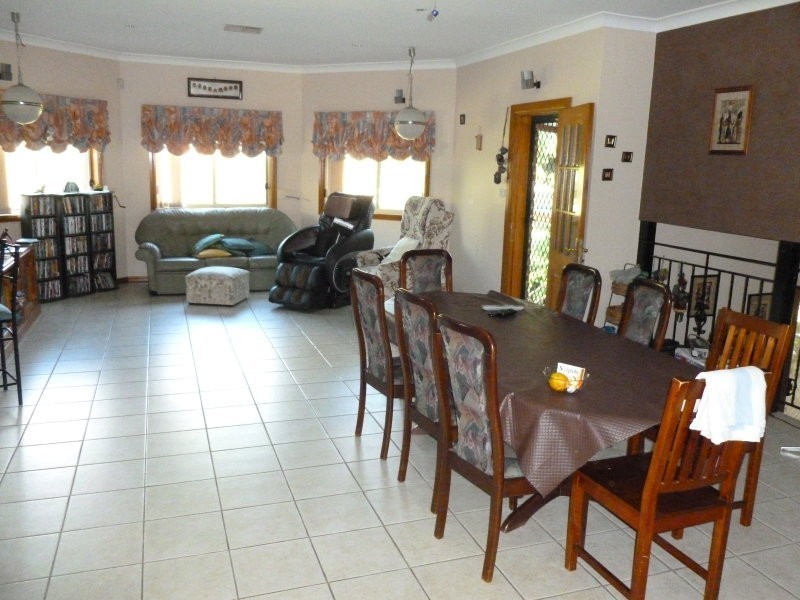 8 Oakwood Rd, Toongabbie NSW 2146