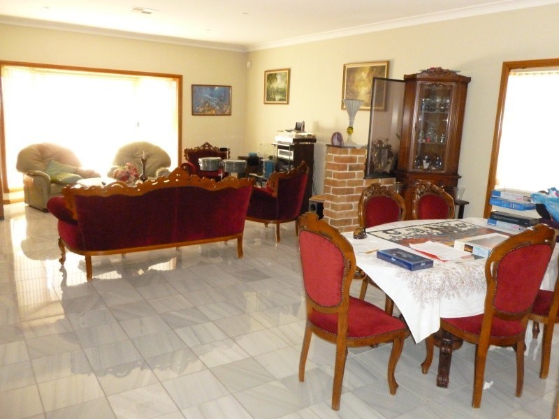 8 Oakwood Rd, Toongabbie NSW 2146