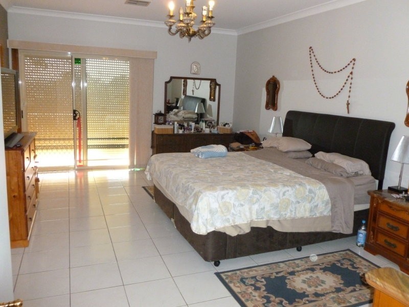 8 Oakwood Rd, Toongabbie NSW 2146