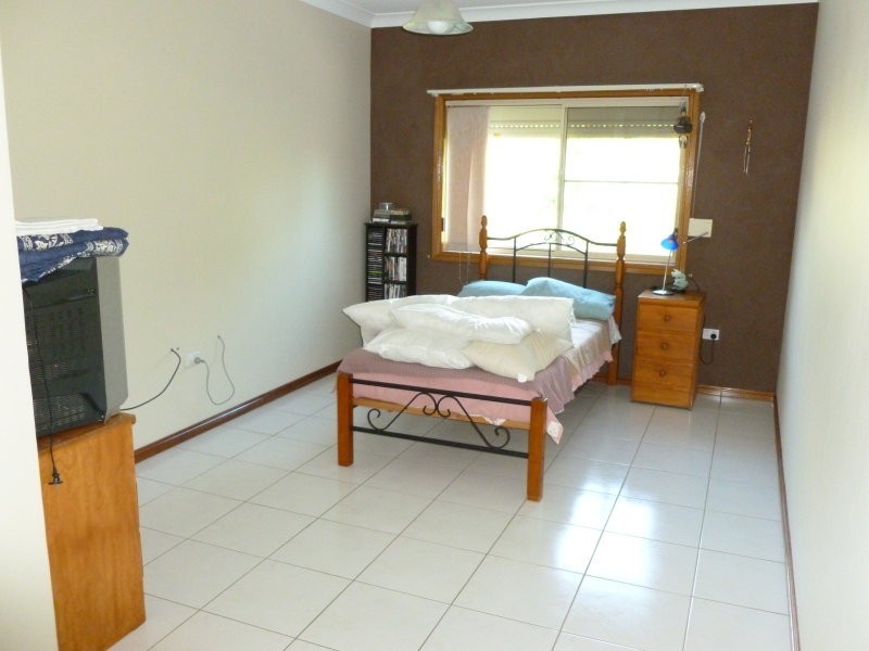 8 Oakwood Rd, Toongabbie NSW 2146