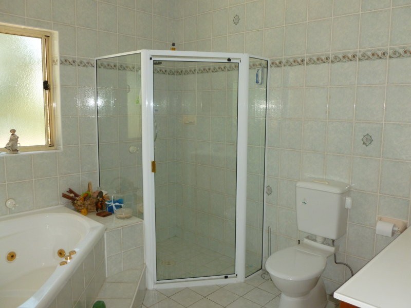 8 Oakwood Rd, Toongabbie NSW 2146