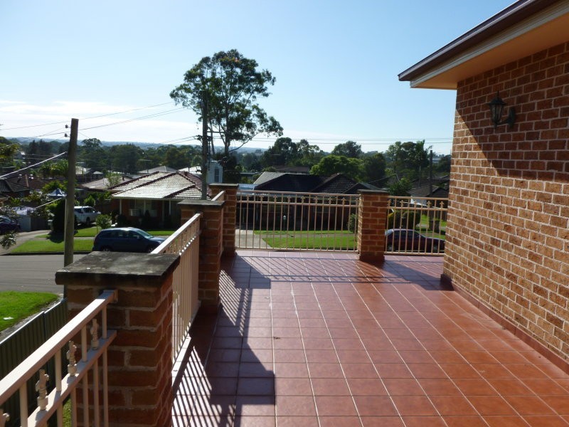 8 Oakwood Rd, Toongabbie NSW 2146