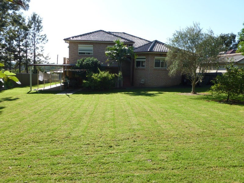 8 Oakwood Rd, Toongabbie NSW 2146