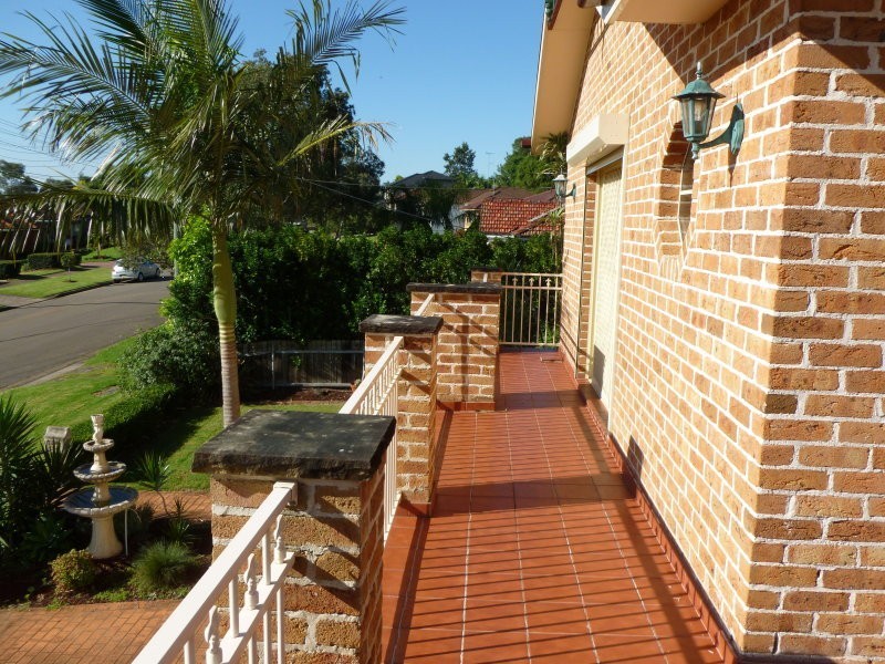 8 Oakwood Rd, Toongabbie NSW 2146