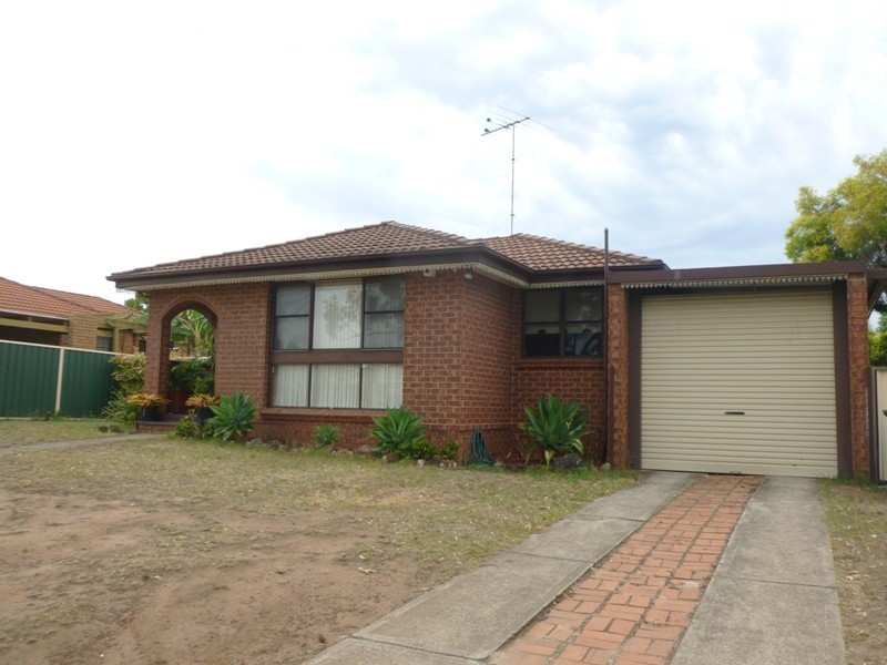 82 Melville Road, St Clair NSW 2759