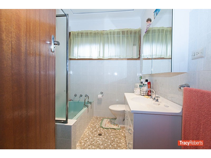 18 Andrews Ave, Toongabbie NSW 2146