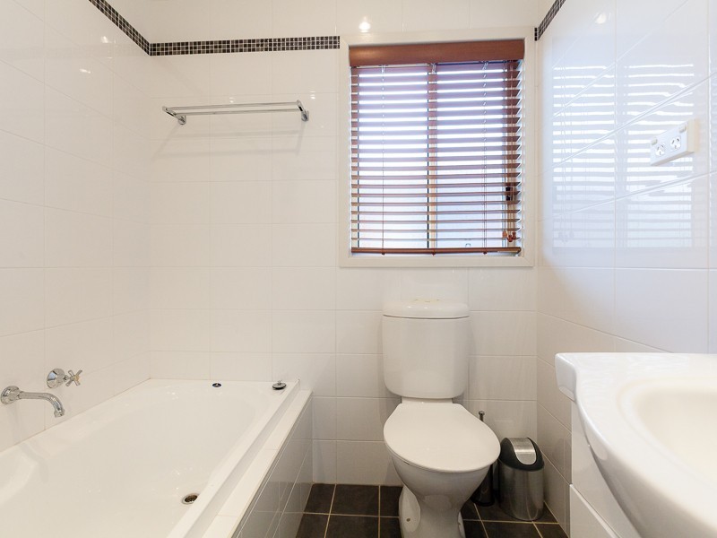 51 Bulli Rd, Toongabbie NSW 2146