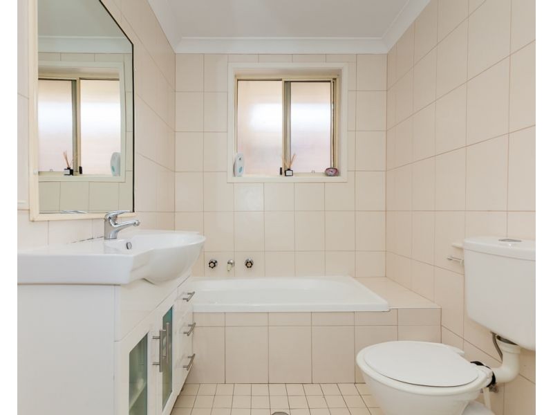 10/5a Binnalong Road, Pendle Hill NSW 2145