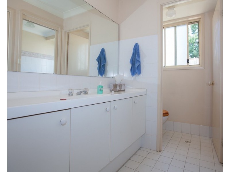 2A Binya St, Pendle Hill NSW 2145