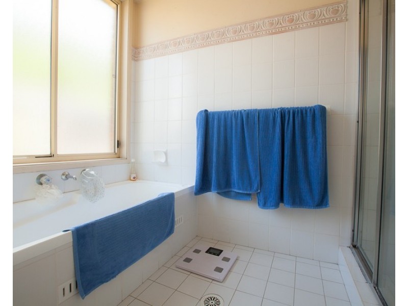 2A Binya St, Pendle Hill NSW 2145