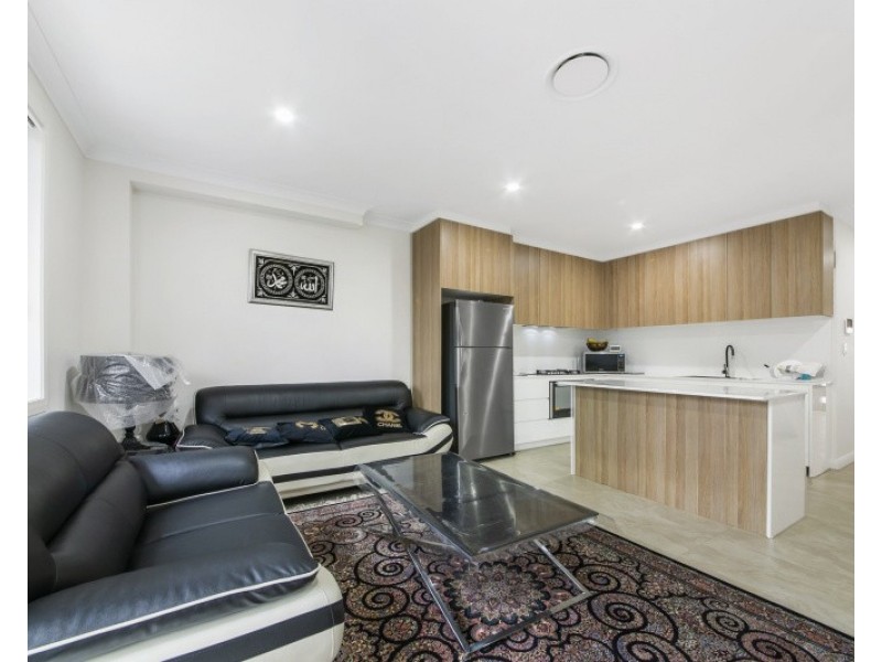 3/8 Carinya Rd, Girraween NSW 2145