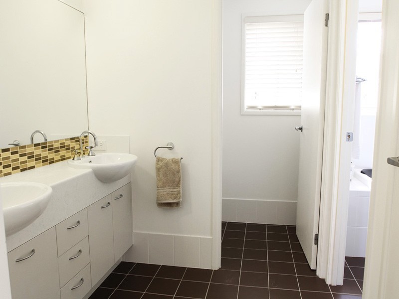 10 Torrevella Vista, Coombabah QLD 4216