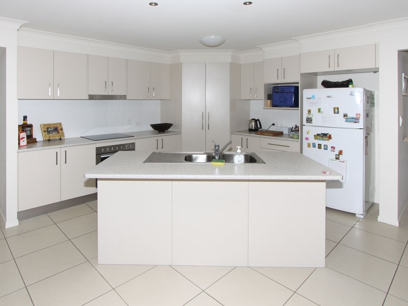 6 Dily Street, Hillcrest QLD 4118