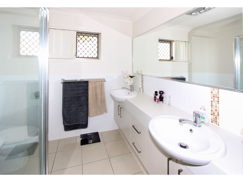 6 Dily Street, Hillcrest QLD 4118