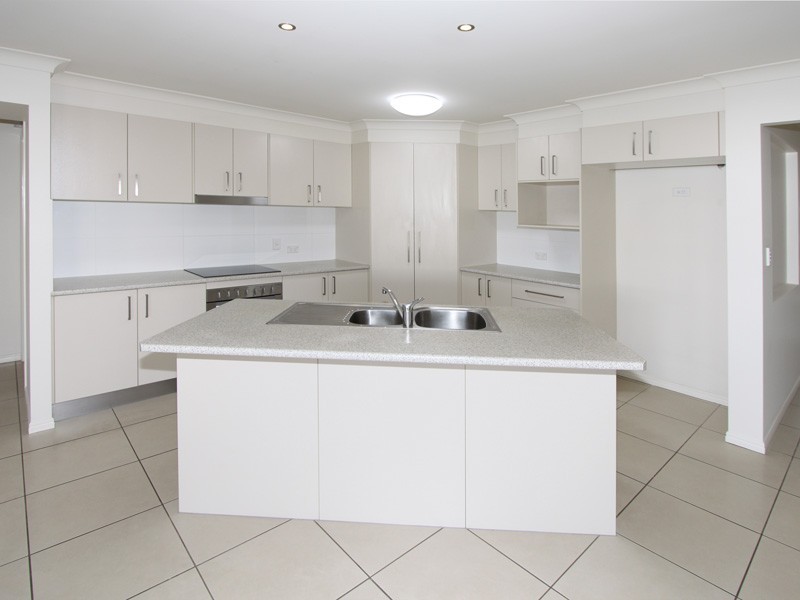 6 Dily Street, Hillcrest QLD 4118