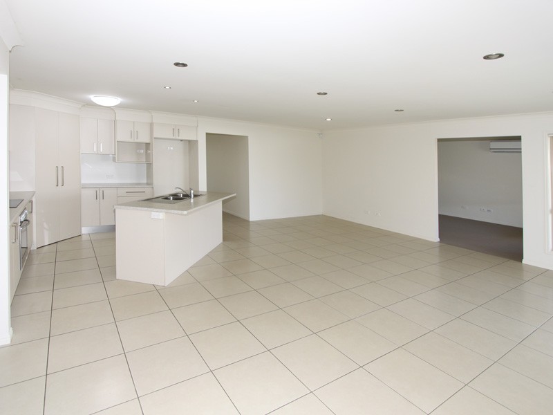 6 Dily Street, Hillcrest QLD 4118