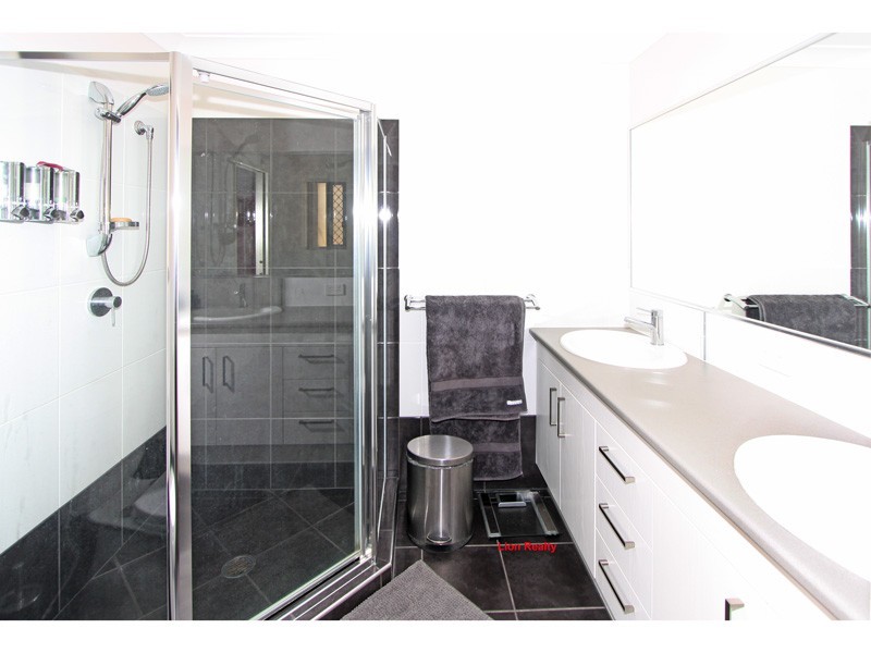 17 The Avenue, Heathwood QLD 4110