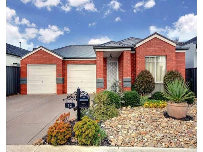 12 Hessing Green, Caroline Springs VIC 3023