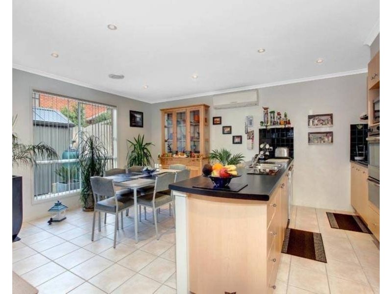 12 Hessing Green, Caroline Springs VIC 3023