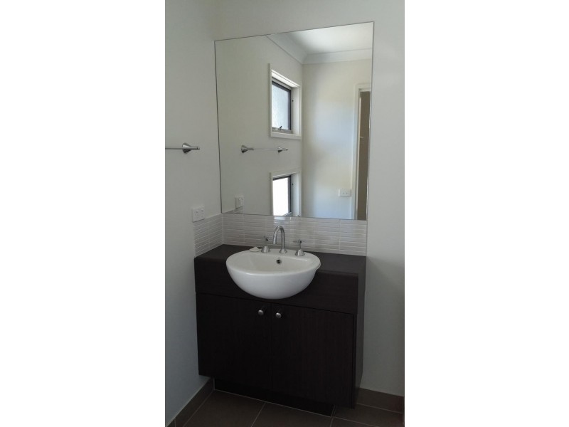 32 Greenhaven Gardens, South Morang VIC 3752