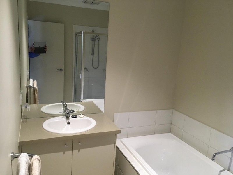 27/8 The Crossing, Caroline Springs VIC 3023