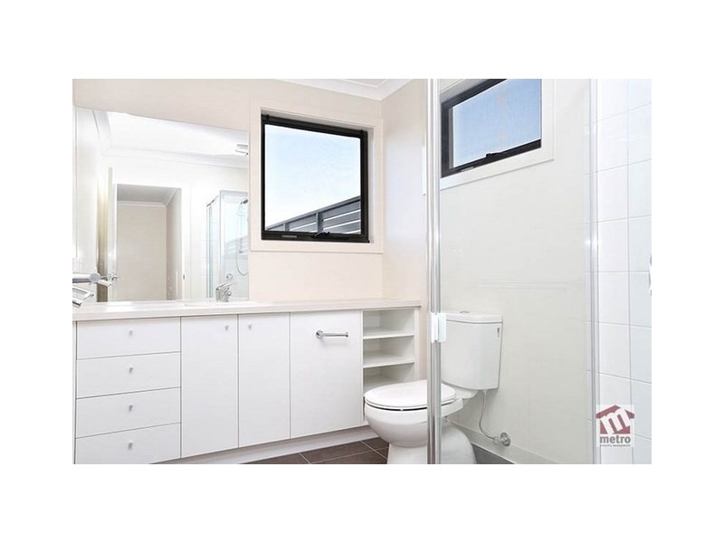 27/8 The Crossing, Caroline Springs VIC 3023