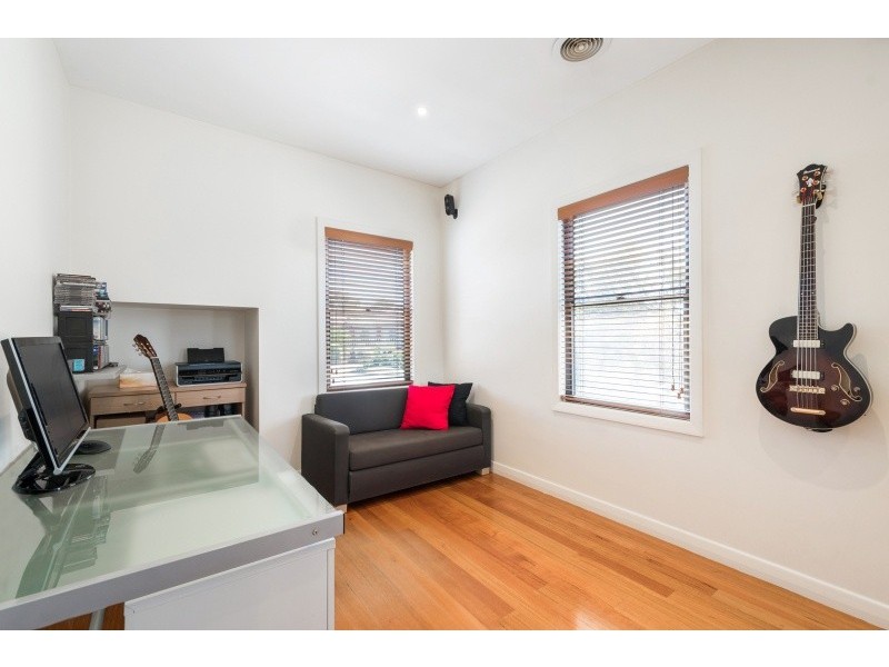 1 Woodlands Avenue, Pascoe Vale South VIC 3044
