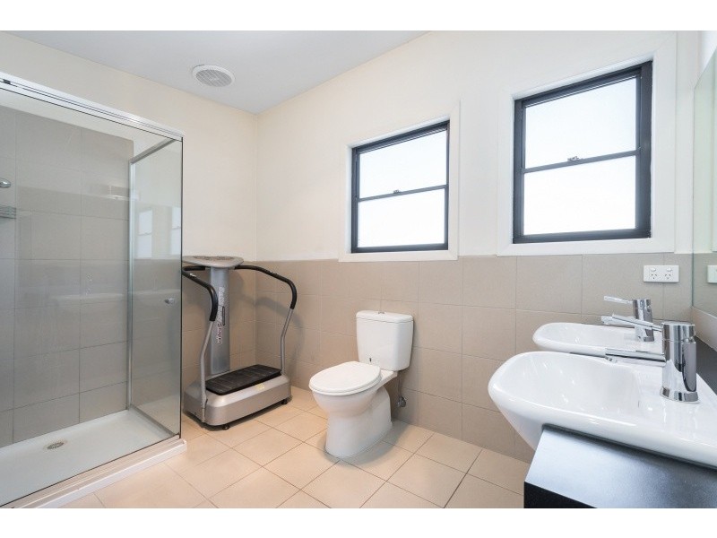 1 Woodlands Avenue, Pascoe Vale South VIC 3044