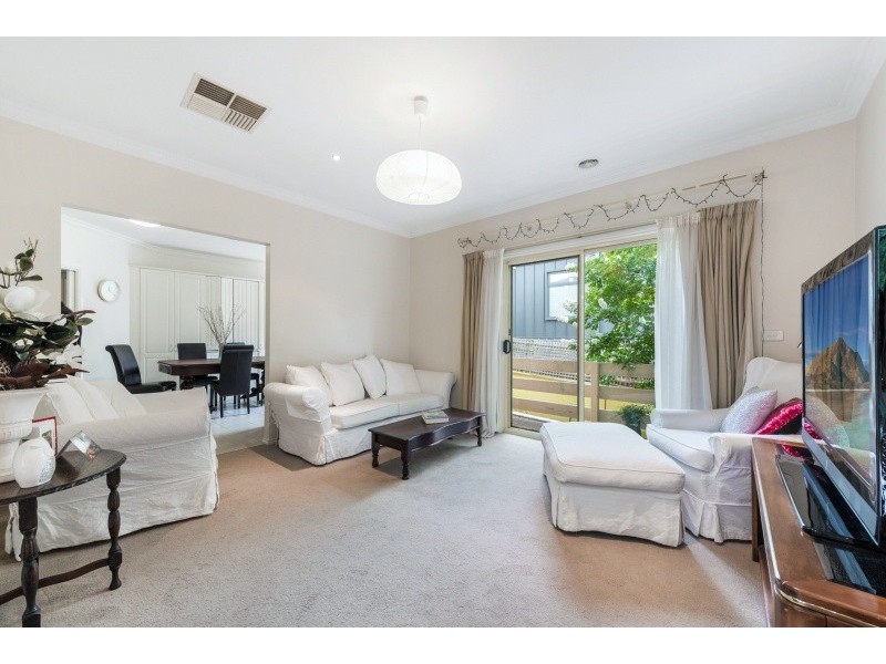 2/11 Roslyn Street, Strathmore VIC 3041