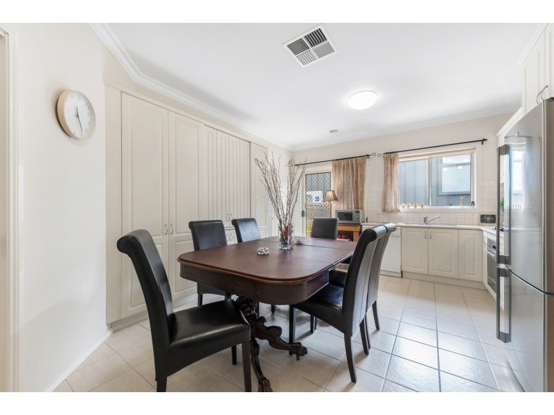 2/11 Roslyn Street, Strathmore VIC 3041