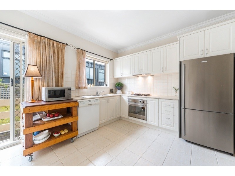 2/11 Roslyn Street, Strathmore VIC 3041