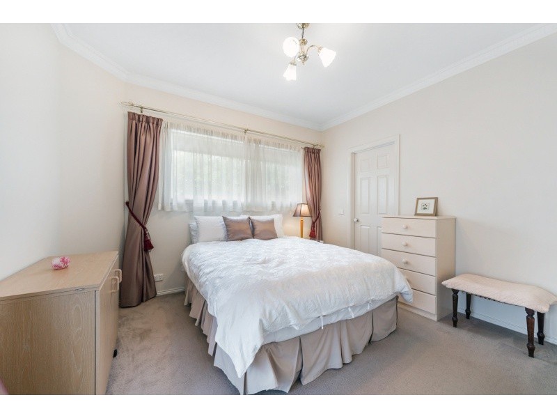 2/11 Roslyn Street, Strathmore VIC 3041