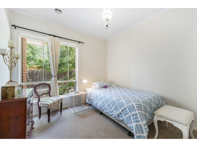 2/11 Roslyn Street, Strathmore VIC 3041