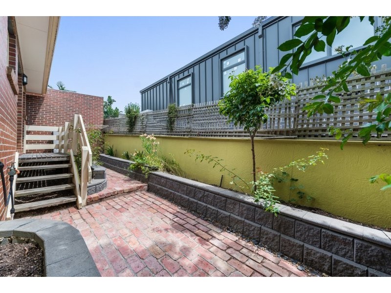 2/11 Roslyn Street, Strathmore VIC 3041