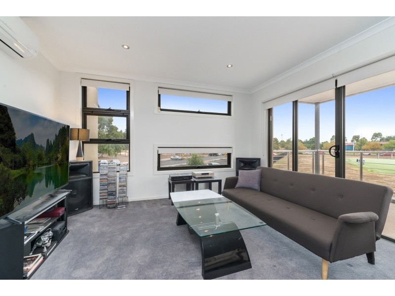 31/8 The Crossing, Caroline Springs VIC 3023