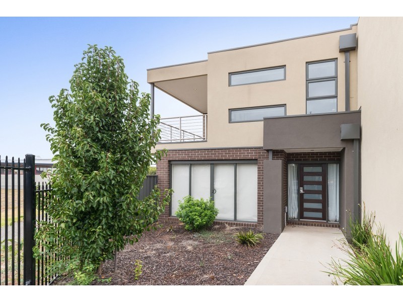 31/8 The Crossing, Caroline Springs VIC 3023